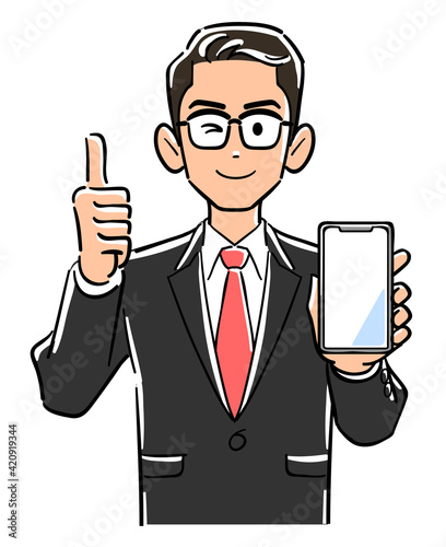 スマートフォンを手に持ちサムズアップする眼鏡をかけた男性
