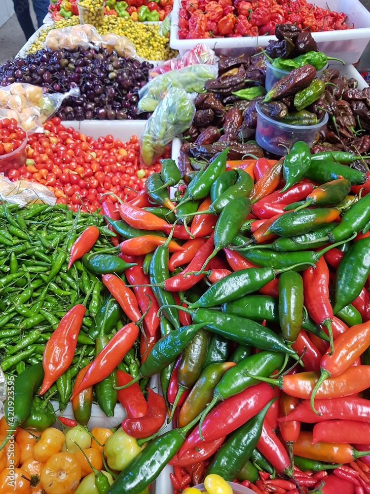 Diversos tipos de pimenta à venda em um mercado popular Diversos tipos de pimenta à venda em um mercado popular