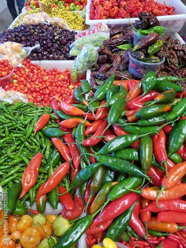 Diversos tipos de pimenta à venda em um mercado popular © Carlos
