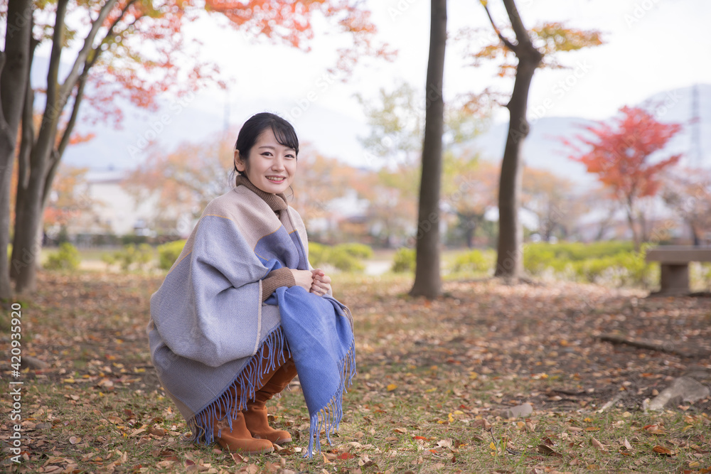 紅葉狩り・秋の訪れを感じる女性
