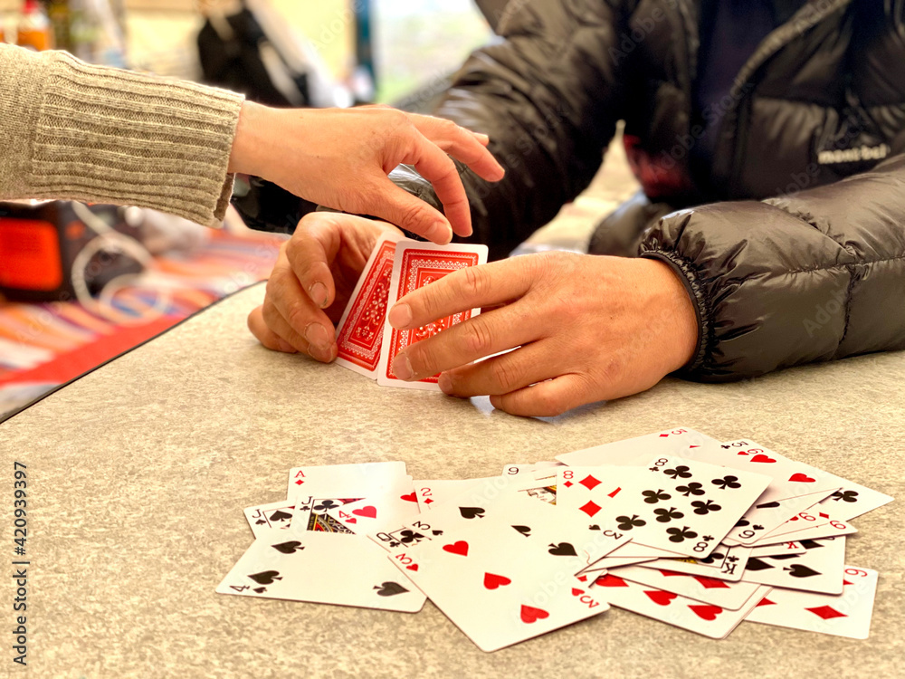 Obraz premium テント内でのトランプ遊び