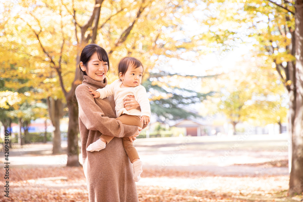 Fototapeta premium 秋の公園で遊ぶ赤ちゃんとママ 