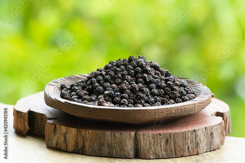Slika na platnu Dried black pepper on nature background.