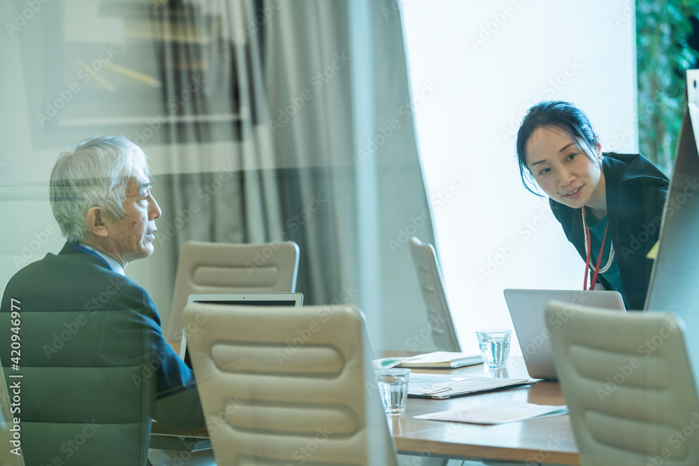 女性幹部が社員と打ち合わせをしている
女性幹部が社員と打ち合わせをしている