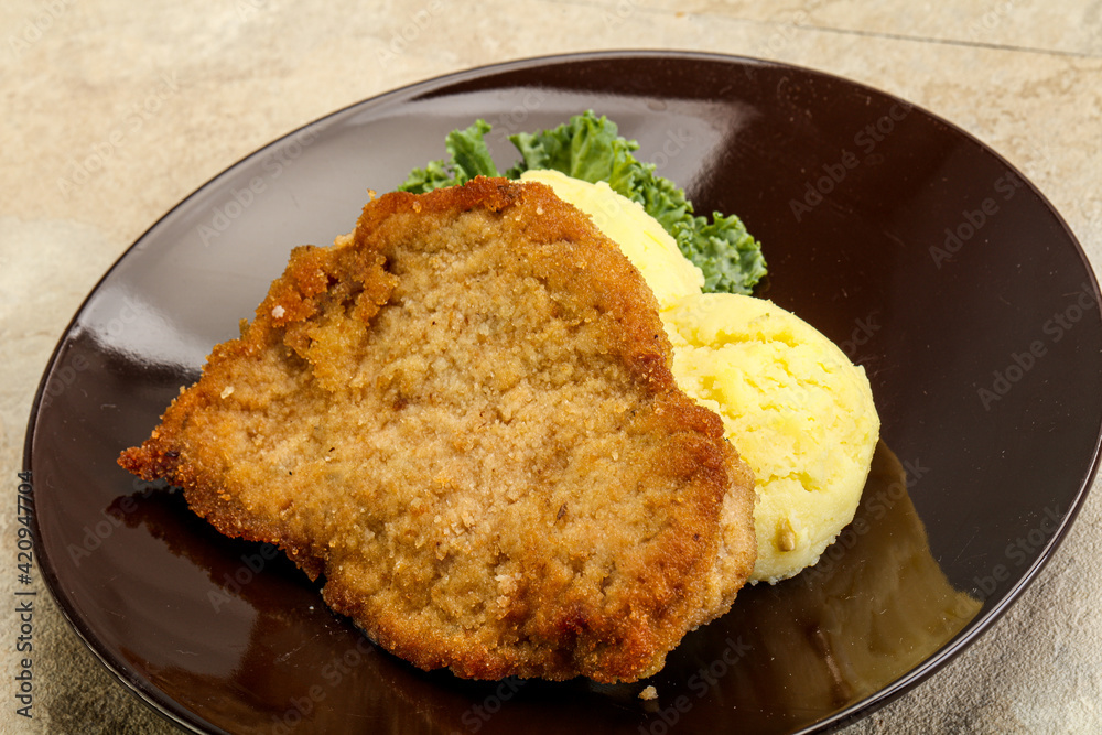 Crispy chicken schnitzel with mashed potato Crispy chicken schnitzel with mashed potato