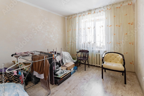 Foto In the photo, a room with scattered things boxes, a mess in the room