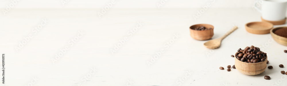 Fototapeta premium Bowl of coffee beans on white background with space for text