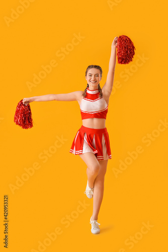 Beautiful cheerleader on co...