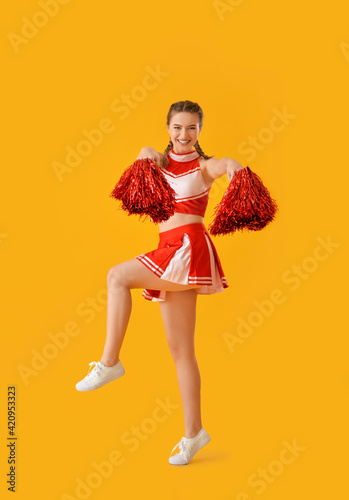 Beautiful cheerleader on co...