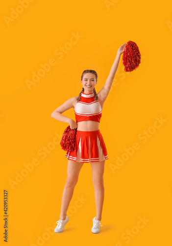 Beautiful cheerleader on co...