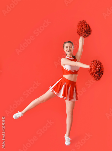 Beautiful cheerleader on co...