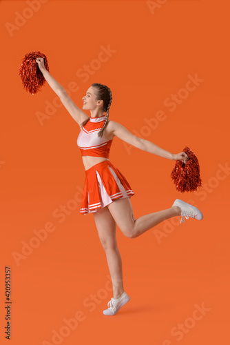 Beautiful cheerleader on co...