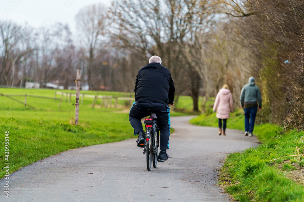 Ein Mann fährt auf einem Fahrrad im Grünen