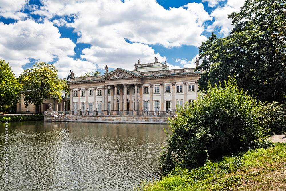 Palace on the water. Historic building in the Royal Baths Park in Warsaw - obrazy, fototapety, plakaty 