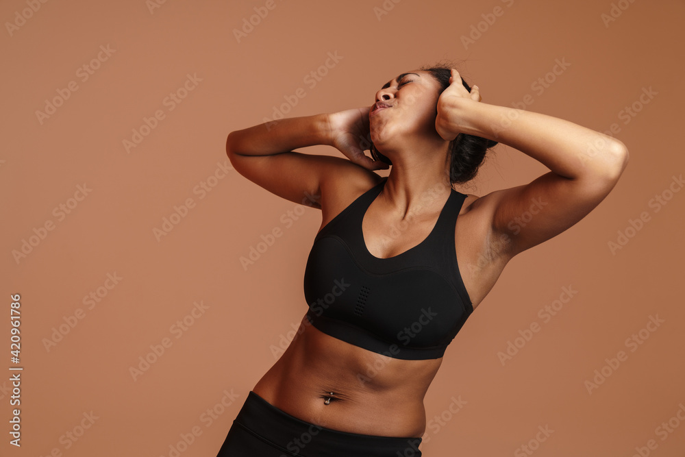Obraz premium Afro american excited sportswoman isolated