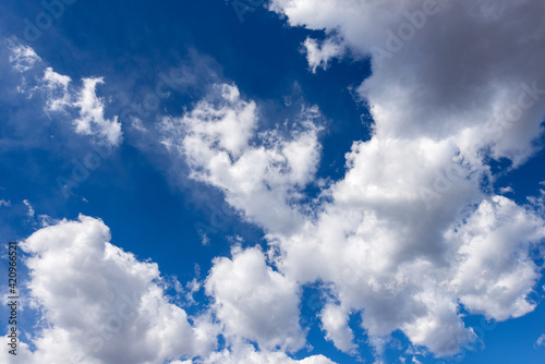 Canvas Print Beautiful blue sky with white cumulus clouds (cumulonimbus), bottom view, full frame, photography