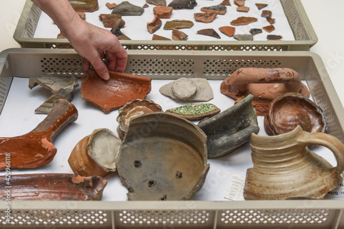 batiment recherche fouille archéologie archéologique mur histoire brique poterie terre cuite photo