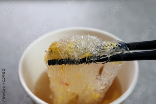 日本のインスタントの春雨スープのクローズアップ