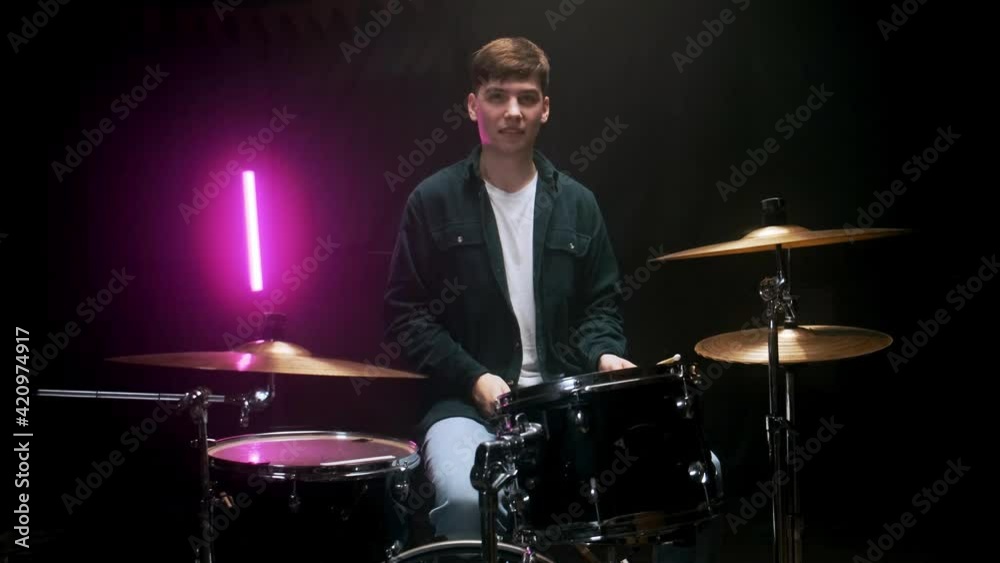 A young blogger teaches the game on the drum set