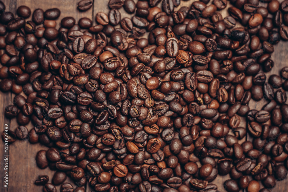 Fototapeta premium coffee beans scattered wood background morning aroma beverage preparation