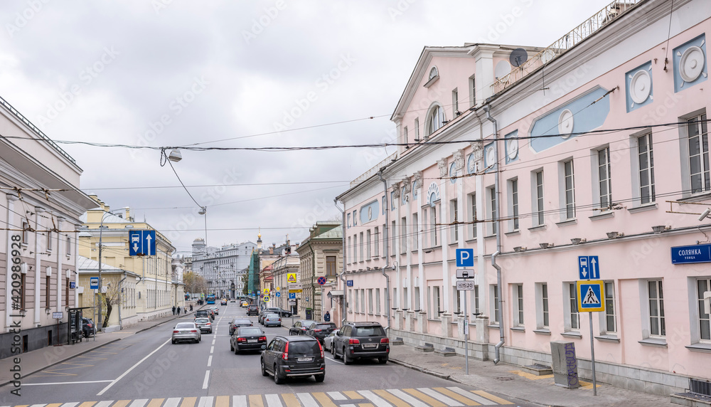 Obraz premium MOSCOW; RUSSIA- OCTOBER 07- Along the streets moving pedestrians and vehicles on October 07; 2015 in Moscow
