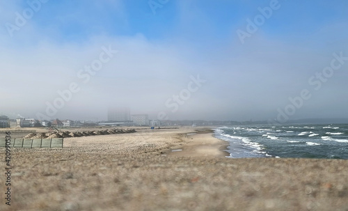 Blick   ber die Molenmauer auf den Strand in Warnem  nde im Nebel