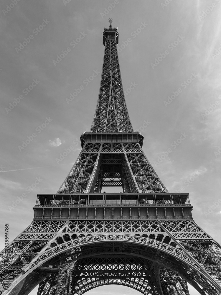 Perspectiva de la Torre Eiffel en blanco y negro