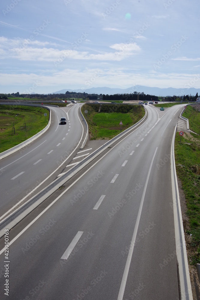 Route et échangeurs d'autoroutes avec voiture