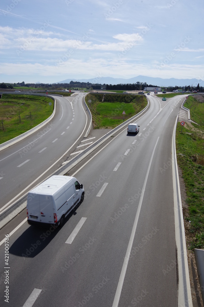Fototapeta premium Route et échangeurs d'autoroutes avec voiture