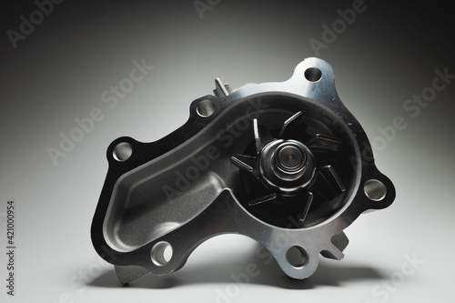 Fotografía Close-up of a new internal combustion engine cooling water pump on a gray background