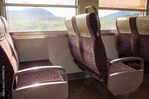 電車の座席と車窓から見える景色