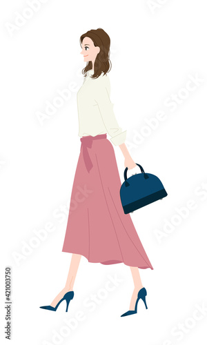 散歩してる女性のイラスト。オシャレをして買い物に行く若い女性。