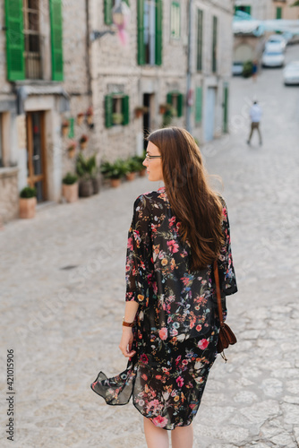 Frau / Mädchen mit Sommeroutfit in einer typischen mediterranen Gasse auf Mallorca - Touristin, Reise, Ausflug, Urlaub, Sommer, Blumenkimono, entdecken, bummeln