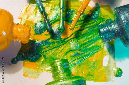 Obraz na płótnie Bright nail polish in green, yellow, blue colors with sparkles spilled w salonie