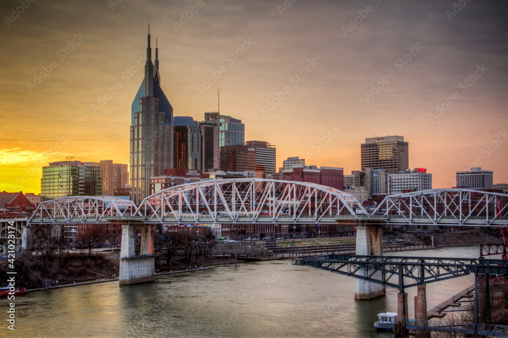 Naklejka premium Nashville skyline along the Cumberland river from the Korean Veterans Blvd bridge