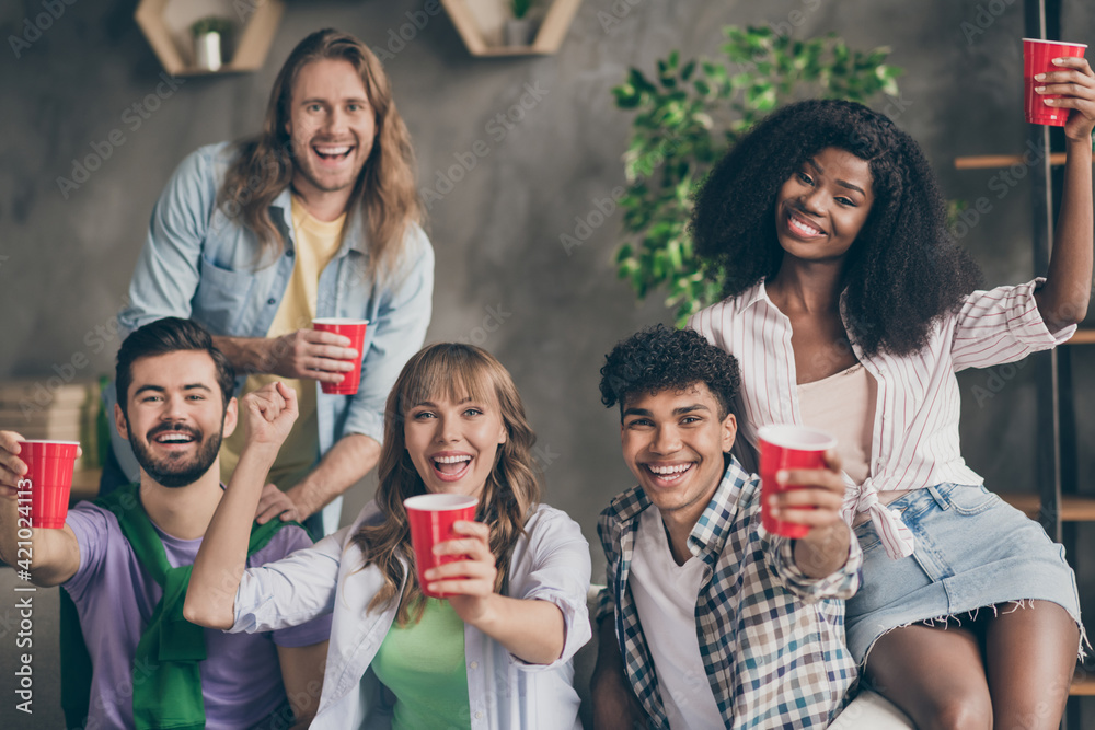 Photo of optimistic brunette blond hairdo guys ladies drink punch on party wear casual cloth at home Photo of optimistic brunette blond hairdo guys ladies drink punch on party wear casual cloth at home