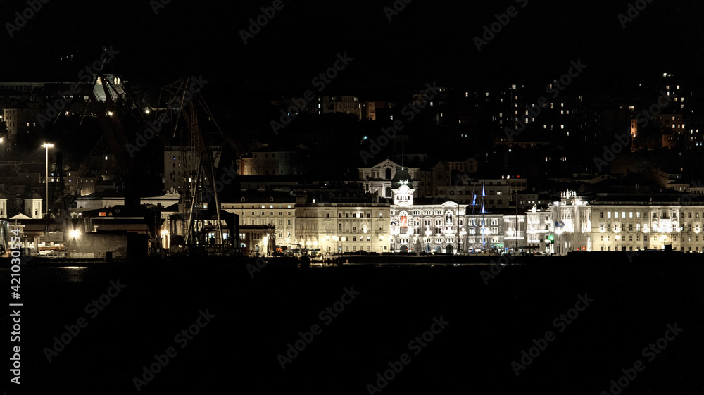 Trieste in notturna, con la famosa Piazza Unità d'Italia illuminata