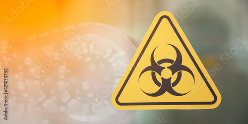 Schilderij op canvas Warning signs on hospital containment room windows notified by disease control specialists