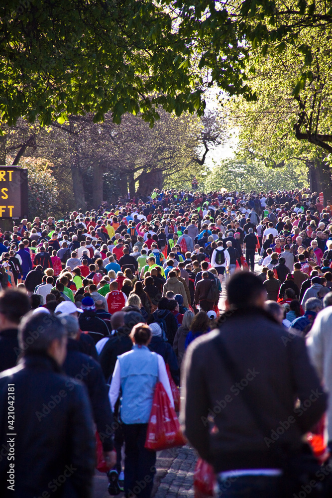 Obraz premium thousands of people congregate on the streets of London during a sporting event, the London marathon.