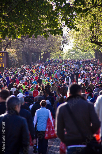 thousands of people congregate on the streets of London during a sporting event, the London marathon.