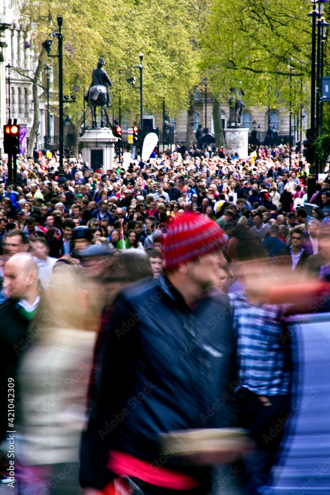 Plakat thousands of people congregate on the streets of London during a sporting event, the London marathon.
