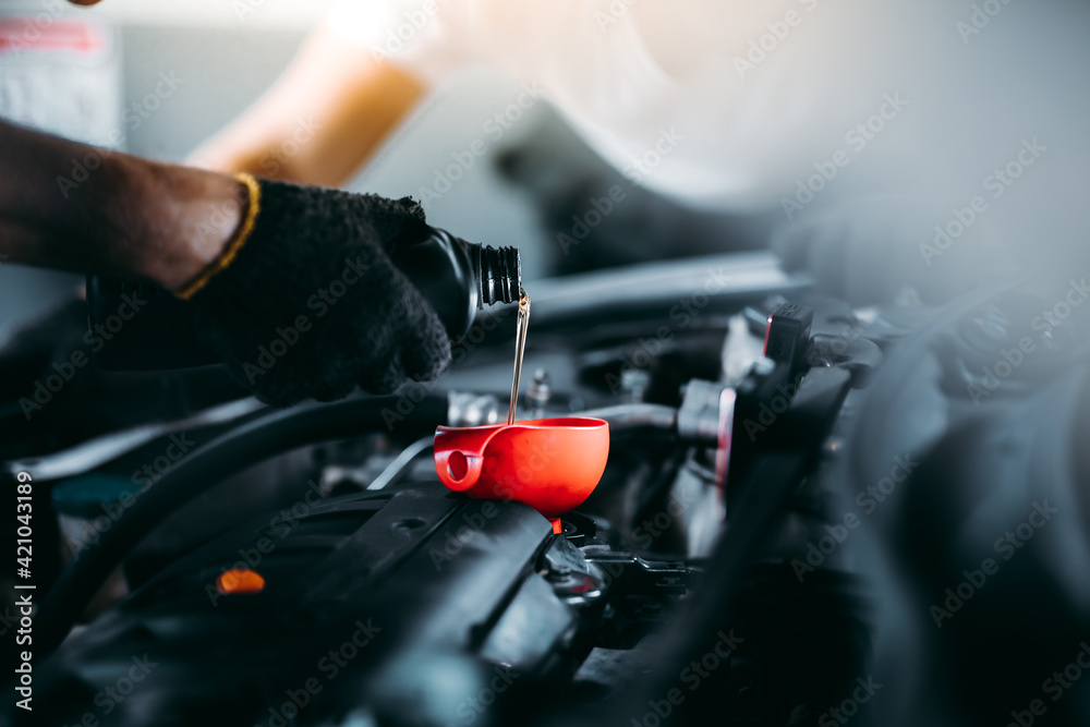Εκτύπωση καμβά Pouring oil to car engine