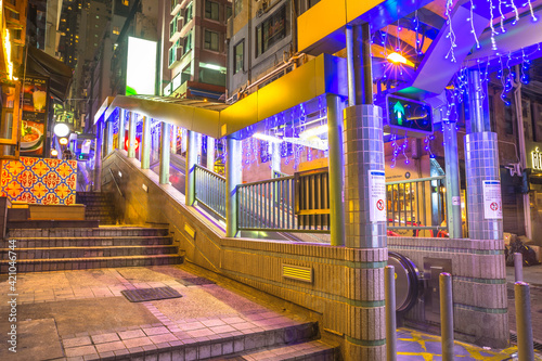 Obraz na płótnie Hong Kong, China - December 10, 2016: the Central-Mid-Levels escalator, the longest outdoor covered escalator system in the world, Central Hong Kong, by night. w salonie