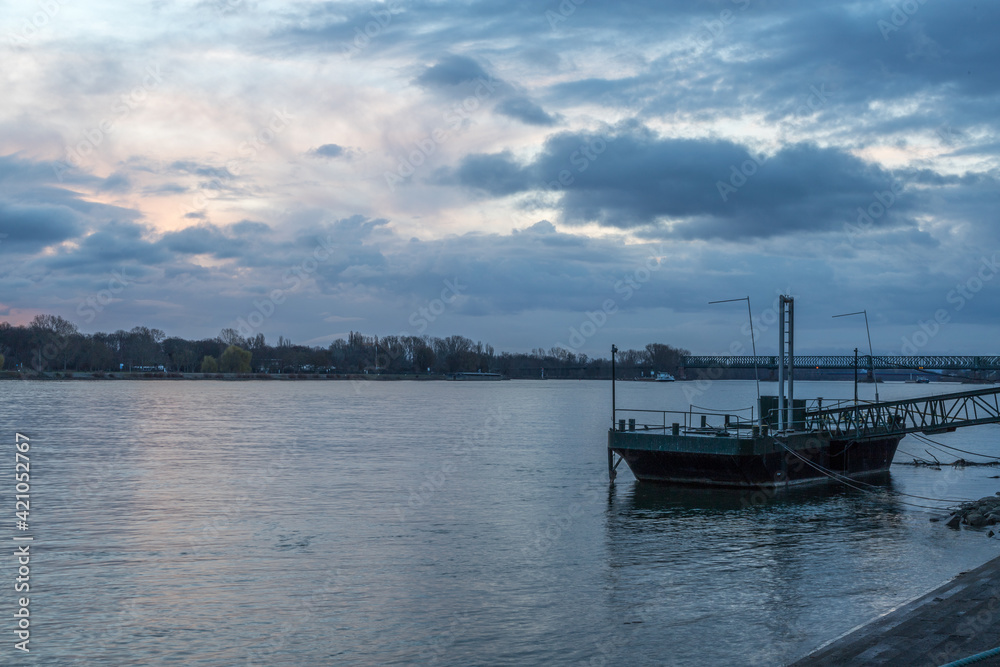 Der Rhein bei Mainz im Sonnenaufgang