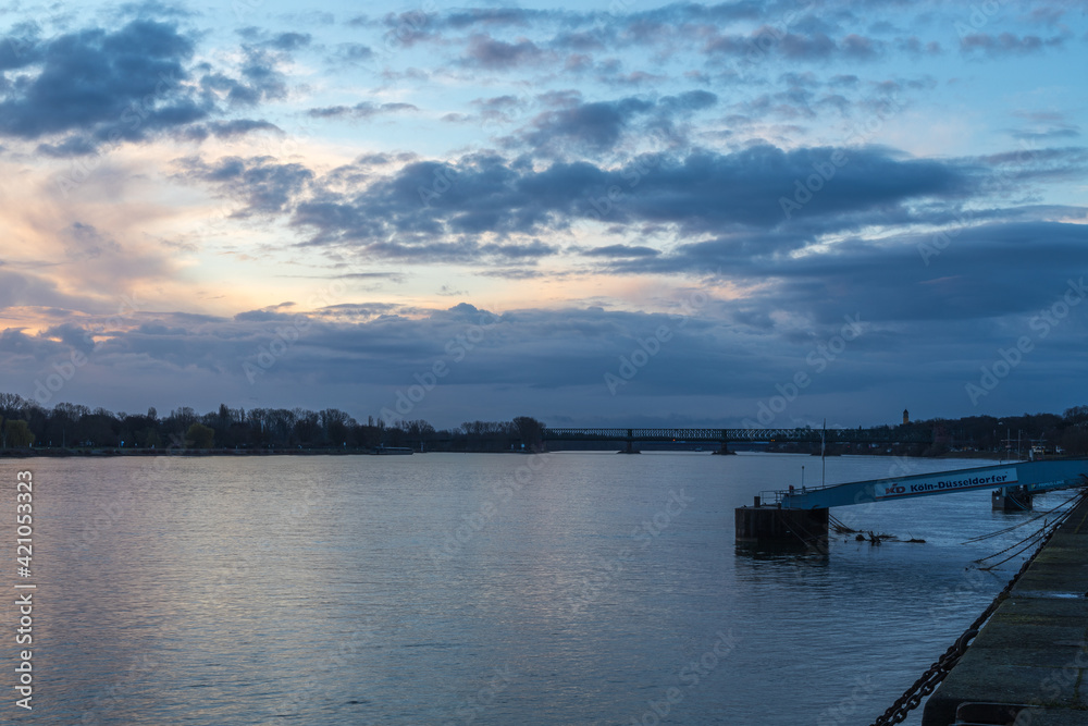 Fototapeta premium Der Rhein bei Mainz im Sonnenaufgang