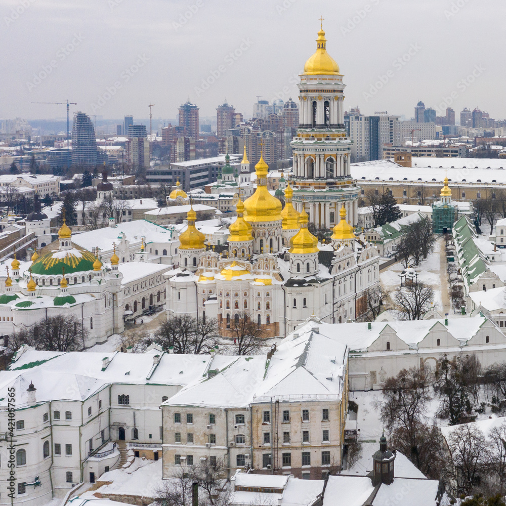 Obraz premium A view on Kiev Monastery of the Caves in winter