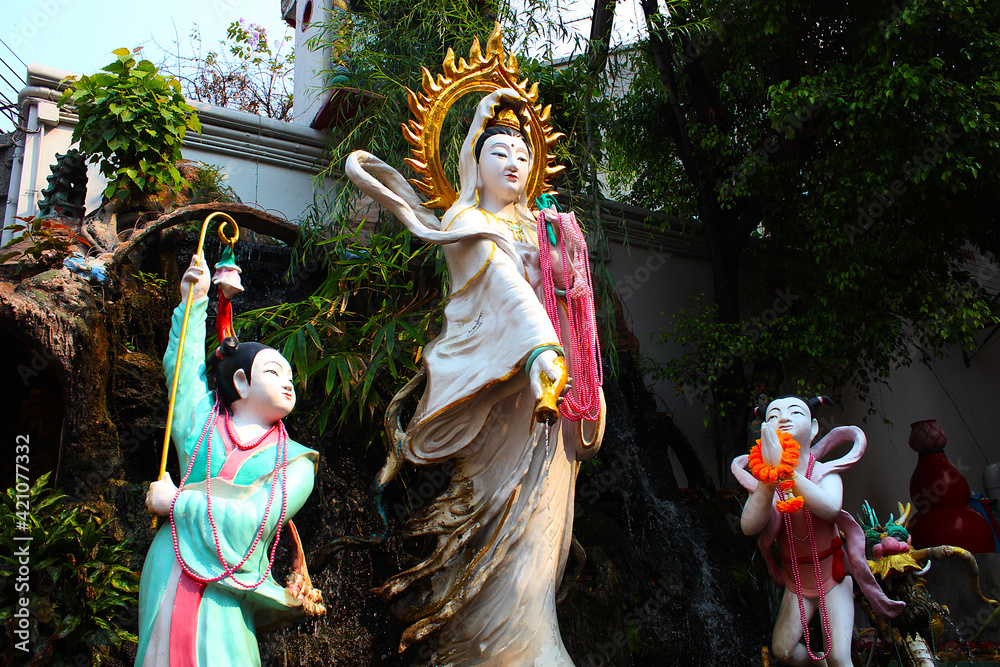 Naklejka premium Statue of Guanyin in a Chinese temple