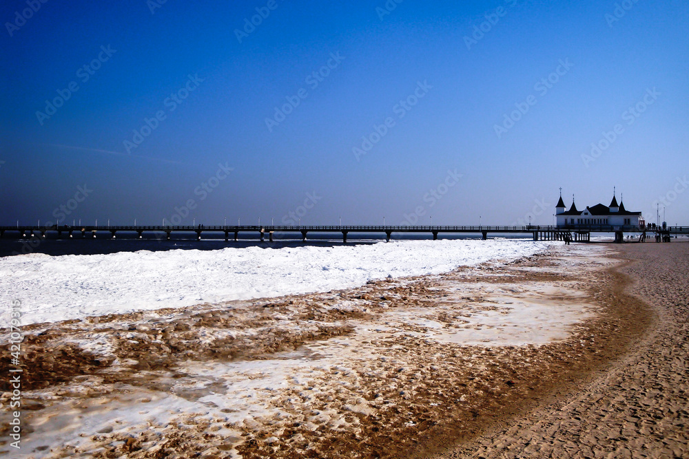 Der Strand von Usedom an der Ostsee, schneebedeckt im Winter an einem wolkenlosen Tag