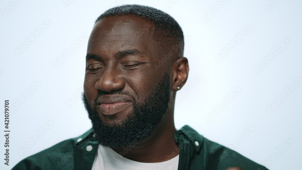 Obraz premium Closeup serious african man waving head no at camera in grey background.