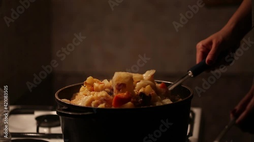 we prepare vegetable dishes from cabbage, potatoes and other ingredients, the chef will mix the products in a saucepan